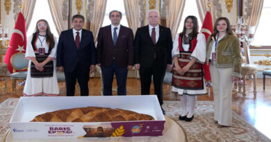 BARIŞ ELÇİLERİ’NDEN VALİ GÜL’E ”BARIŞ EKMEĞİ” İKRAMI