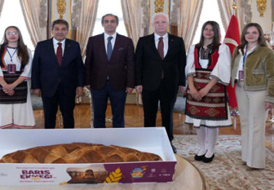 BARIŞ ELÇİLERİ’NDEN VALİ GÜL’E ”BARIŞ EKMEĞİ” İKRAMI